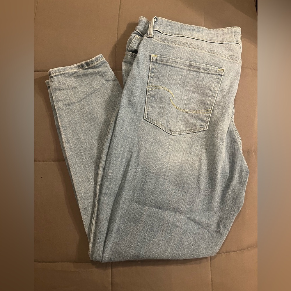 Levi’s Strauss signature mid-rise skinny jeans. SIZE 16S (33x28)